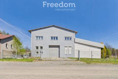 Hala produkcyjno-magazynowa przy centrum handlowym