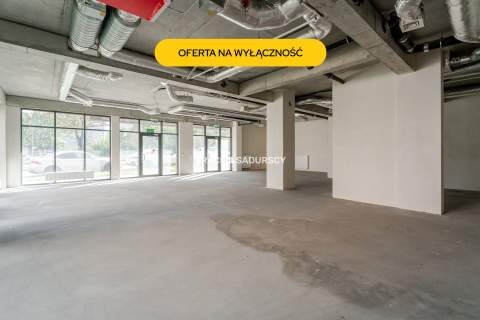 Lokal parterowy / duże witryny / miejsca postojowe