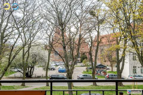 2 pok z balkonem.