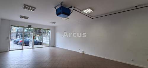 pawilon w centrum z parkingiem