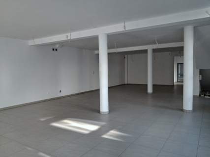 Parter 300m2 z dużym parkingiem
