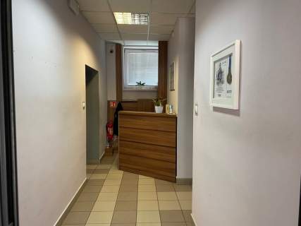 parter biurowca 146 m2 Grunwald parking
