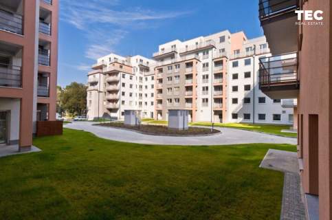 Duży balkon, zieleń za oknem, dostępne, wyposażone