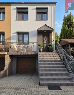 Wyremontowany dom szeregowy, 2 garaże, ogródek