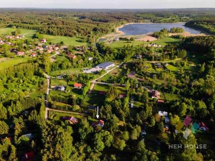 Bartołty Wielkie, dom przy ścianie lasu, jezioro