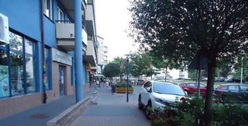 Lokal z witrynami w ruchliwej lokalizacji