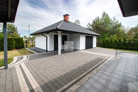 Gotowy do zamieszkania dom parterowy z poddaszem