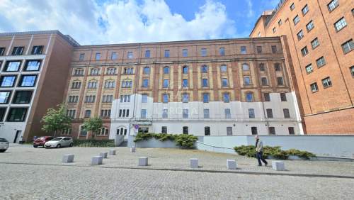 Piętro budynku z 4 lokalami windą parkingiem centr