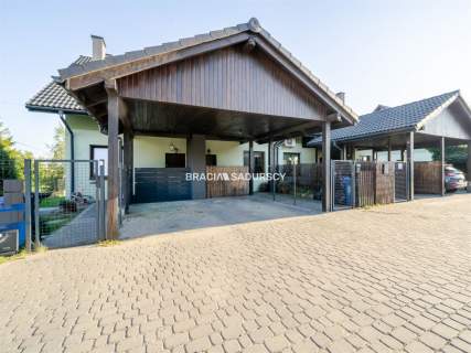 Urokliwa szeregówka w zielonych Krzysztoforzycach