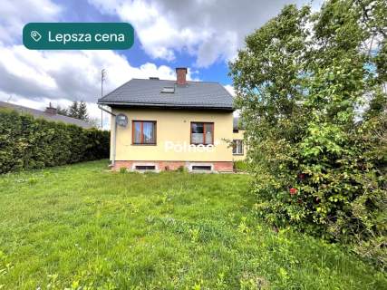 Dom przy spokojnej ulicy, nad rzeką.