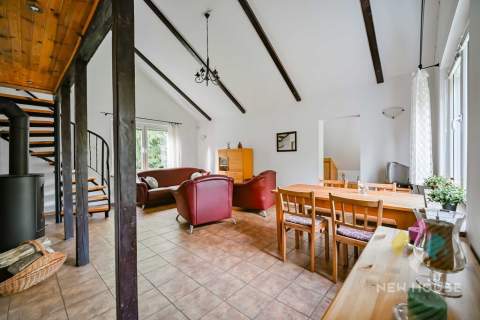 Bartołty Wielkie, dom przy ścianie lasu, jezioro