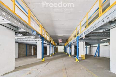 Hala produkcyjno-magazynowa przy centrum handlowym