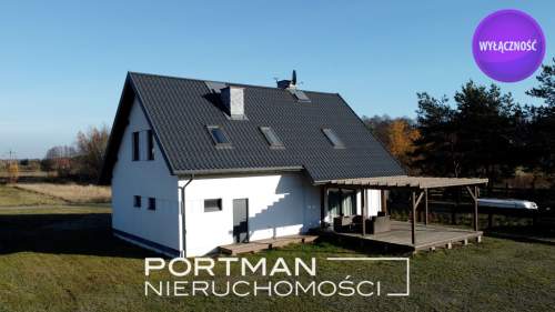 Atrakcyjny dom na dużej i kształtnej działce.