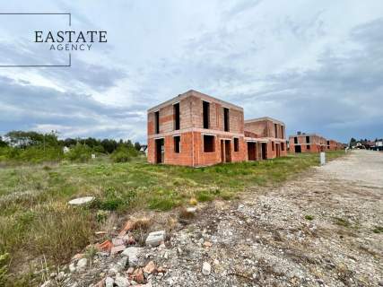 Bliźniak w stanie surowym otwartym/działka 500 m2