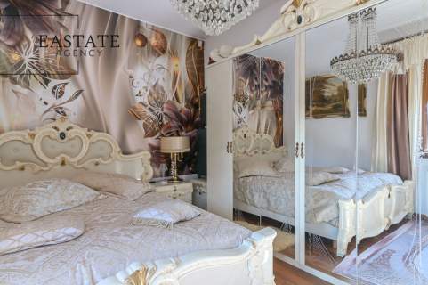 Piętrowy dom, 5-pokojowy, garaż i domek dla gości