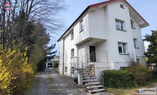 Dom podzielony na 2 mieszkania oraz dom w ogrodzie
