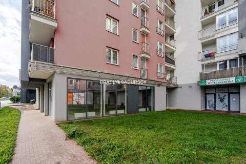 Lokal parterowy / duże witryny / miejsca postojowe