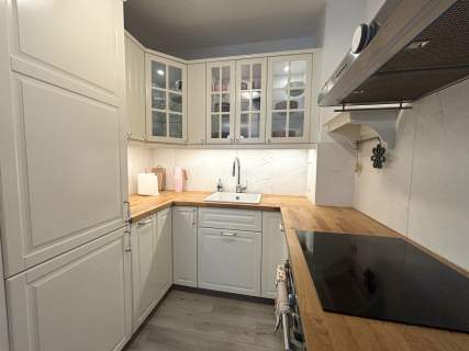 Brochów - 3 pokoje, miejsce postojowe - komórka