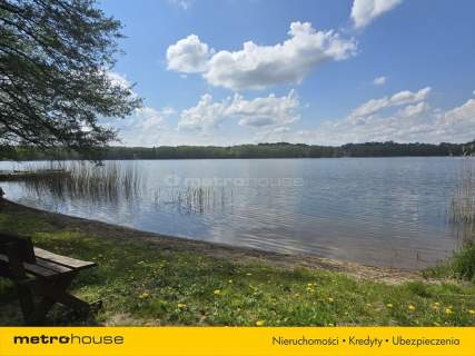Dom w pięknej okolicy nad cichym jeziorem