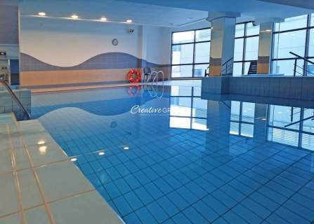 Apartament w sercu miasta z pełną infrastrukturą.
