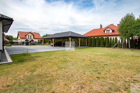 Gotowy do zamieszkania dom parterowy z poddaszem