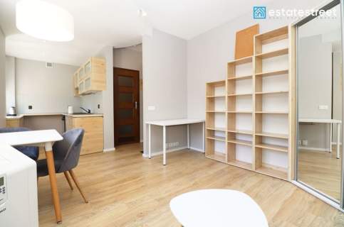 Kawalerka z dużą piwnicą obok Placu Centralnego 