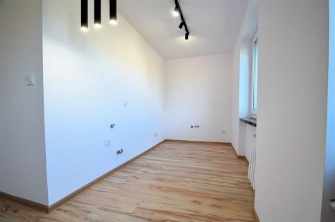 2 pokoje po generalnym remoncie Balkon 42 m 