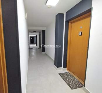 Apartament w sercu miasta z pełną infrastrukturą.