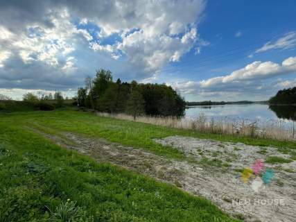 Działka rekreacyjna z linią brzegową jeziora