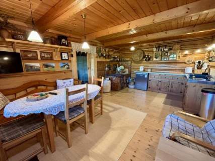 Góralski drewniany dom z widokiem na Tatry