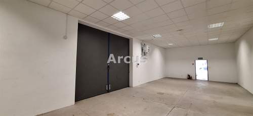 pawilon w centrum z parkingiem