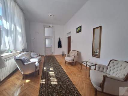 Lokal w centrum na mieszkanie lub kancelarię