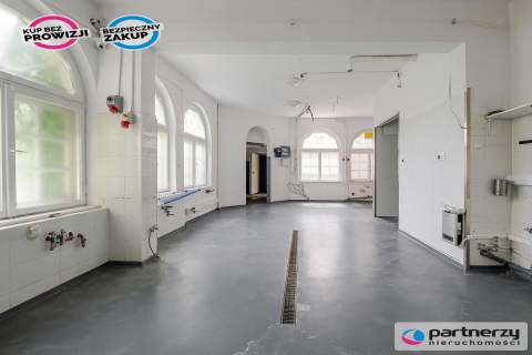 Pow. mieszkalna 350m2 Pow. produkcyjna 250m2