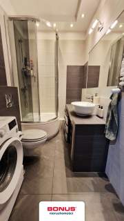 Dwa pokoje z miejscem postojowym i balkonem