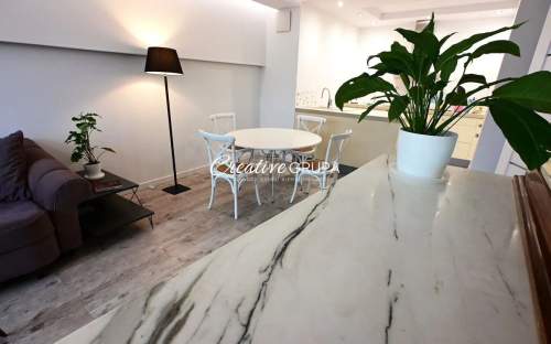 Apartament w sercu miasta z pełną infrastrukturą.