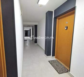 Apartament w sercu miasta z pełną infrastrukturą.
