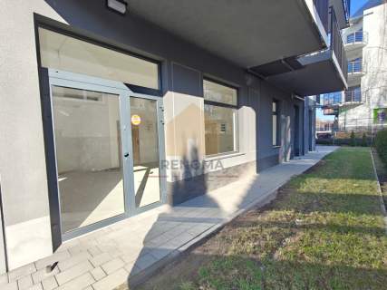 2 wejścia witryna parking ogródek