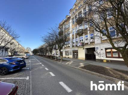 Kameralne 2 pokoje w kamienicy w ścisłym centrum.