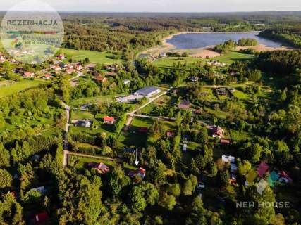 Bartołty Wielkie, dom przy ścianie lasu, jezioro