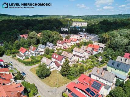 Dom skrajny w mieście