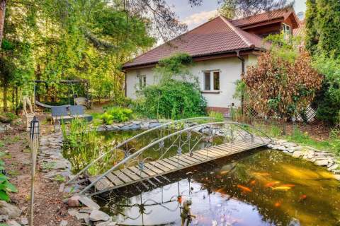Klimatyczny dom otulony zielenią