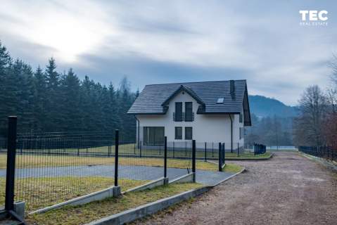 Dom wolnostojący z własnym lasem i działką 10 arów