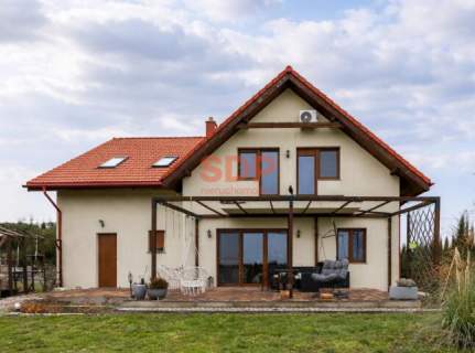 Dom z zew. basenem w okolicy Żarowa na działka 1899 m2