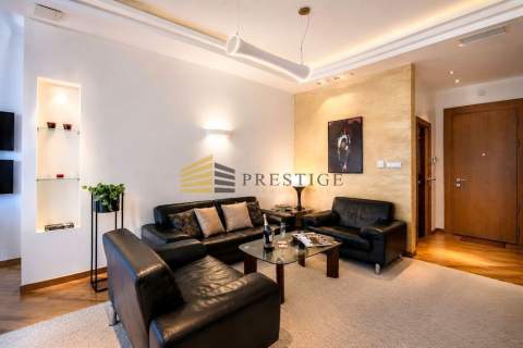 Apartment with Green Terrace Pool Gym Consierge