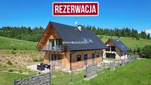 Dwa drewniane domy z czterema lokalami