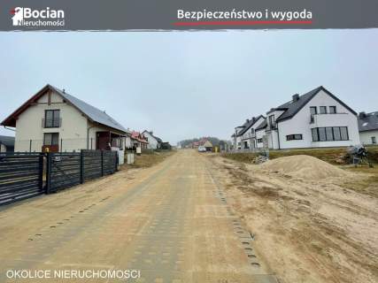 Duża, uzbrojona, płaska, przy asfaltowej drodze 
