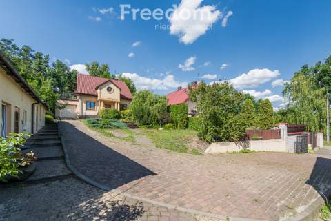 Działka 1379 m2 z zabudową 2 domów w Wesołej