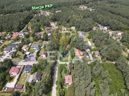 Działka w lesie z domkiem