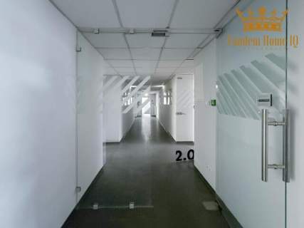 Do wynajmu biuro 40m2 w ścisłym centrum, metro, jedno pomieszczenie