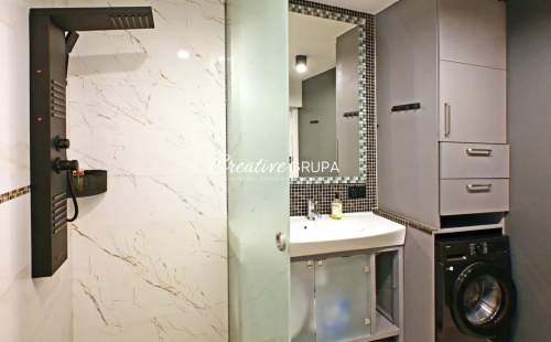 Apartament w sercu miasta z pełną infrastrukturą.